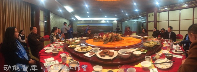 会议分上午、下午举行，晚宴为蒙古族特色菜肴。
